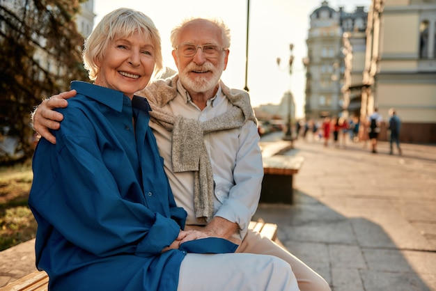 Para siempre contigo retrato de pareja senior feliz y hermosa en ropa casual tomados de la mano y