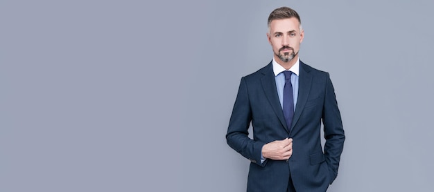 Siempre disponible moda formal masculina profesional sin afeitar ceo canoso jefe empresario confiado Hombre cara retrato banner con espacio de copia