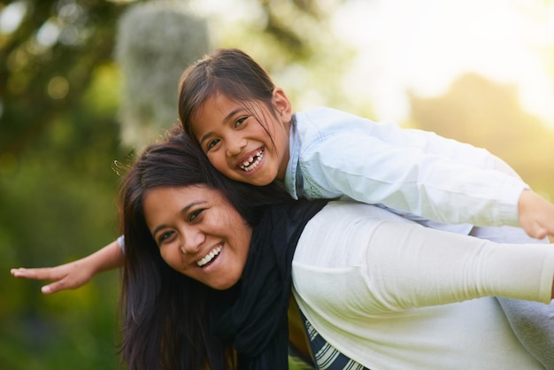 Foto siempre es una dicha cuando estamos juntas retrato de una madre y una hija disfrutando juntas del día al aire libre