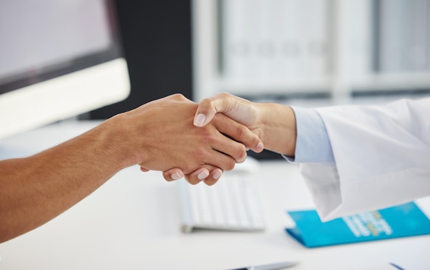 Siempre es un placer Captura recortada de un médico irreconocible estrechando la mano de su paciente durante una consulta en la clínica