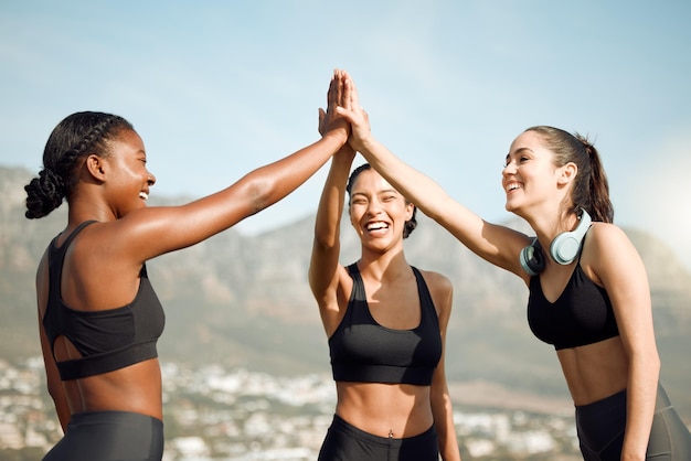 Siempre estaré aquí para motivarte. Foto de un grupo de amigos chocando los cinco durante un entrenamiento.