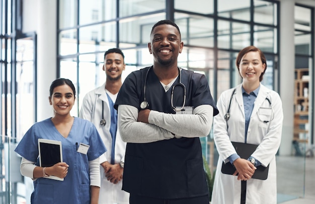 Siempre estuvimos orgullosos de ayudar a los necesitados Toma de personal médico juntos en el trabajo