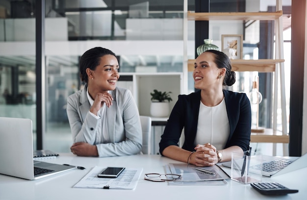 Siempre fuimos productivos y positivos cuando trabajamos juntos Captura recortada de dos atractivas jóvenes empresarias trabajando juntas dentro de una oficina moderna