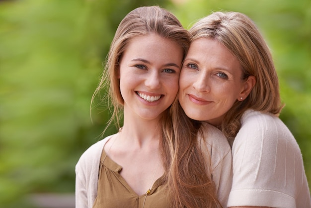 Siempre han estado muy cerca Retrato de una madre abrazando a su hija