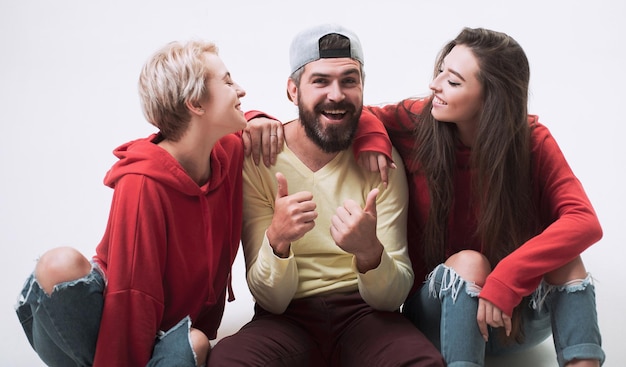 Siempre joven El grupo pasa el rato juntos Gente despreocupada Los jóvenes solo quieren divertirse Sensación de libertad Moda juvenil Sentirse libre y con estilo Los hombres y las mujeres visten ropa moderna para la generación de jóvenes