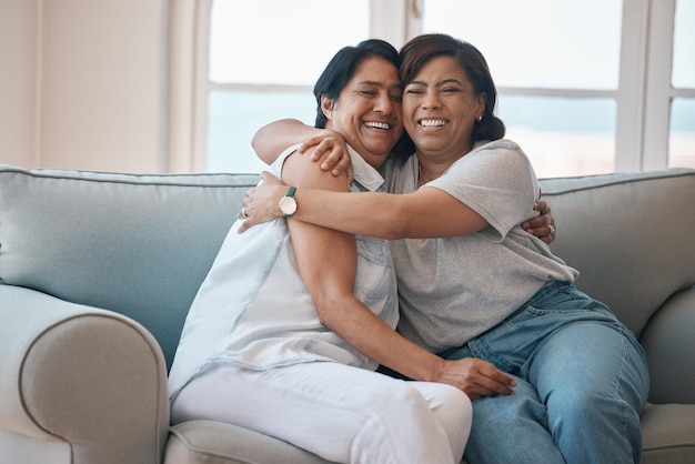 Siempre te querré cerca Toma de una mujer joven abrazando a su madre