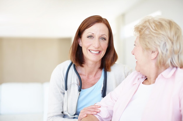 Siempre tiene en mente los mejores intereses de sus pacientes Retrato de una enfermera madura que pasa algún tiempo con su paciente anciana Copyspace