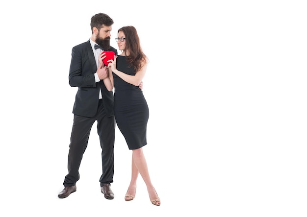 Foto siempre tuyo compromiso pareja elegante evento formal amor y romance ocasión especial hombre casado y niña día de san valentín hombre barbudo esmoquin y niña gafas pareja formal enamorada sostener corazón