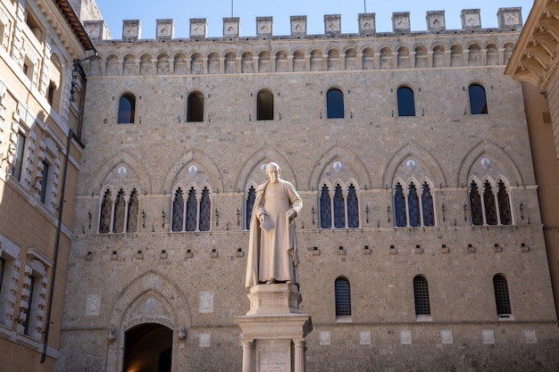 Siena, Itália - 28 de junho de 2018: Close up da escultura de mármore de di Sallustio Bandini, ele era um arquidiácono, economista e político italiano.