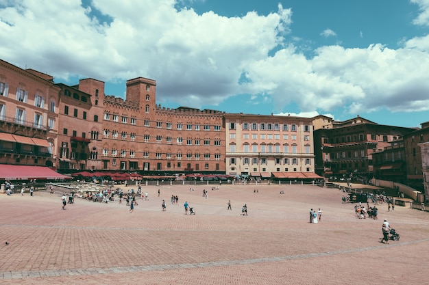 Siena, Itália - 28 de junho de 2018: vista panorâmica da Piazza del Campo é o principal espaço público do centro histórico de Siena, Toscana, e é considerada uma das maiores praças medievais da Europa