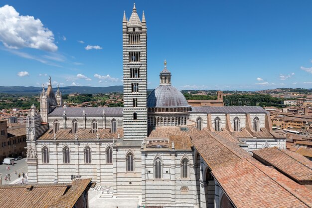 Siena, Itália - 28 de junho de 2018: vista panorâmica do exterior da Catedral de Siena (Duomo di Siena) é uma igreja medieval em Siena, dedicada desde seus primeiros dias como uma igreja católica romana mariana