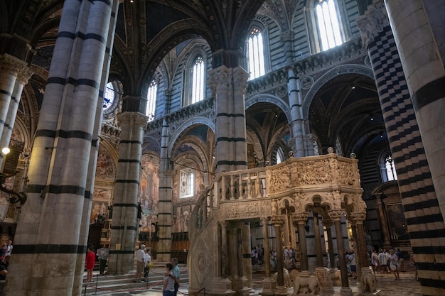 Foto siena, italia - 28 de junio de 2018: vista panorámica del interior de la catedral de siena (duomo di siena) es una iglesia medieval en siena, dedicada desde sus primeros días como una iglesia mariana católica romana