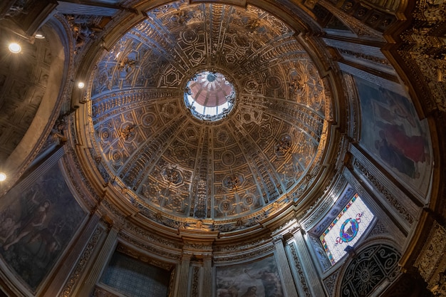 Siena, Italia - 28 de junio de 2018: Vista panorámica del interior de la Catedral de Siena (Duomo di Siena) es una iglesia medieval en Siena, dedicada desde sus primeros días como una iglesia mariana católica romana