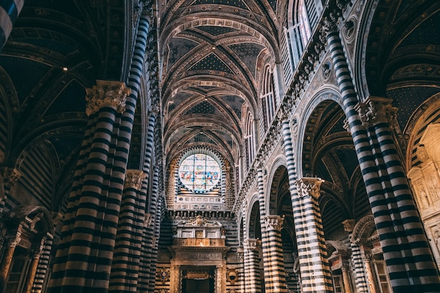 Siena, Italia - 28 de junio de 2018: Vista panorámica del interior de la Catedral de Siena (Duomo di Siena) es una iglesia medieval en Siena, dedicada desde sus primeros días como una iglesia mariana católica romana
