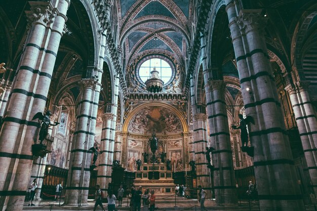 Siena, Italia - 28 de junio de 2018: Vista panorámica del interior de la Catedral de Siena (Duomo di Siena) es una iglesia medieval en Siena, dedicada desde sus primeros días como una iglesia mariana católica romana