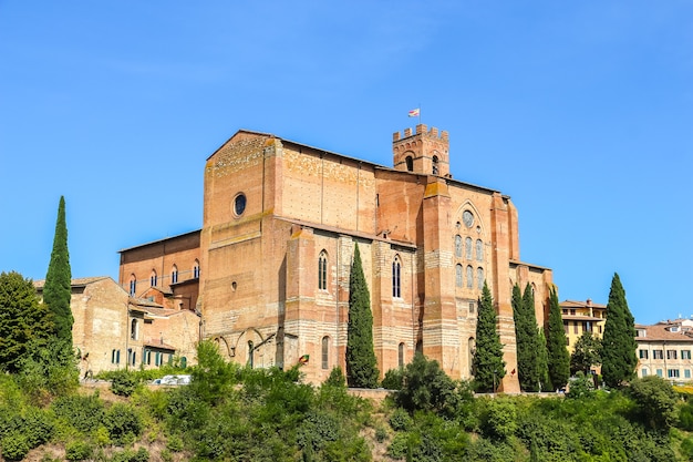 Siena, Itália Bela vista da Igreja Católica (Basílica Cateriniana San Domenico) em Siena.