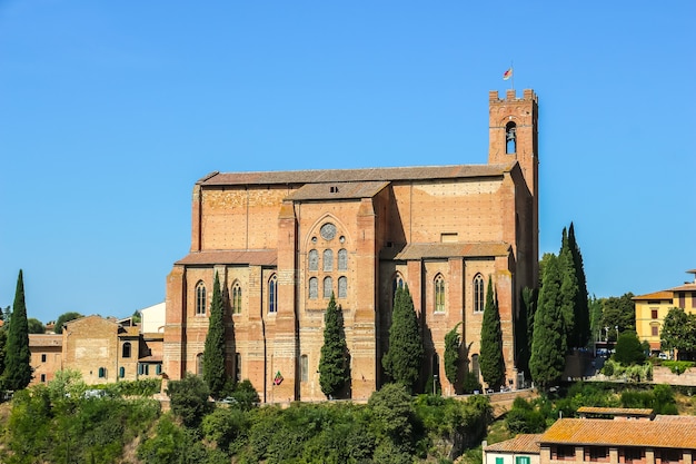 Siena, Italia Hermosa vista de la iglesia católica (Basílica Cateriniana San Domenico) en Siena.