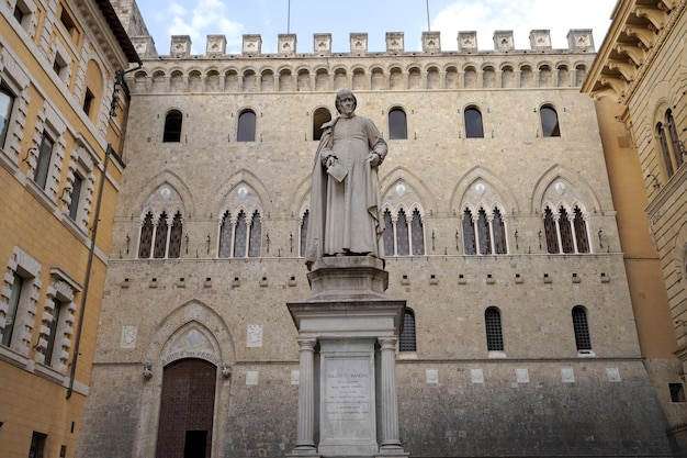 SIENA ITALIA JUNIO 22 2022 Palazzo Salimbeni la Oficina Principal o Sede del Banco Monte dei Paschi con Estatua de Sallustio Bandini