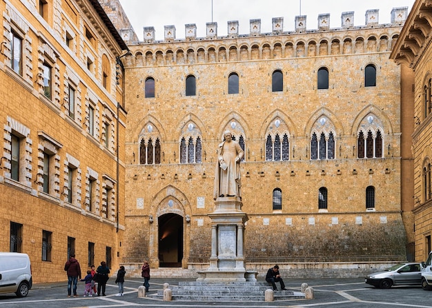 Siena, Italien - 18. Oktober 2016: Menschen auf der Piazza Salimbeni in Siena, Toskana, Italien