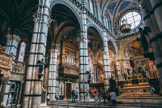 Siena, Italien - 28. Juni 2018: Panoramablick auf das Innere des Doms von Siena (Duomo di Siena) ist eine mittelalterliche Kirche in Siena, die von Anfang an als römisch-katholische Marienkirche geweiht wurde