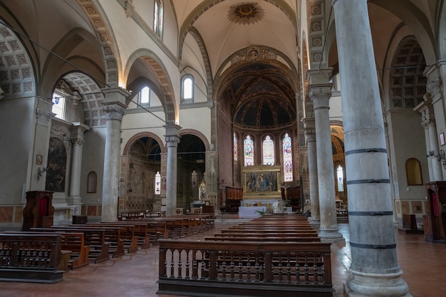 Siena, Italien - 28. Juni 2018: Panoramablick auf das Innere von Santa Maria dei Servi sa im romanischen Stil, römisch-katholische Kirche im Terzo von San Martino in der Stadt Siena, Toskana?