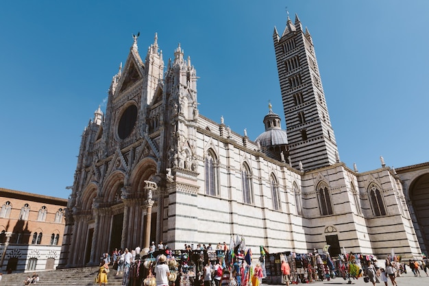 Siena, Italien - 28. Juni 2018: Panoramablick auf das Äußere des Doms von Siena (Duomo di Siena) ist eine mittelalterliche Kirche in Siena, die von Anfang an als römisch-katholische Marienkirche geweiht wurde