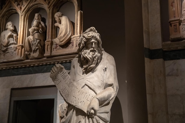 Foto siena, italien - 28. juni 2018: panoramablick auf die innenskulptur im museo dell opera