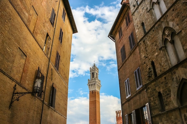 Siena, Italien Blick auf Torre del Mangia, den berühmten Turm am Hauptplatz von Siena (Piazza del Campo).