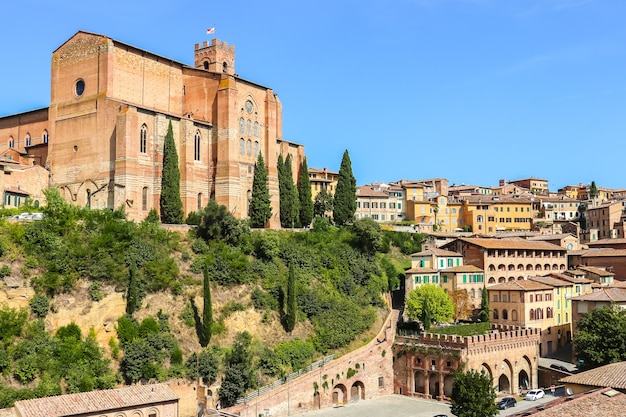 Siena, Italien Schöne Aussicht auf die katholische Kirche (Basilica Cateriniana San Domenico) in Siena.