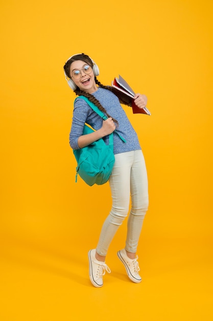 Sienta el impacto. Día escolar regular. Colegiala con estilo. Chica lleva mochila. La vida diaria de la colegiala. Colegiala inspirada y motivada. Educación permanente a lo largo de la vida. Día del conocimiento. Concepto de influencia.