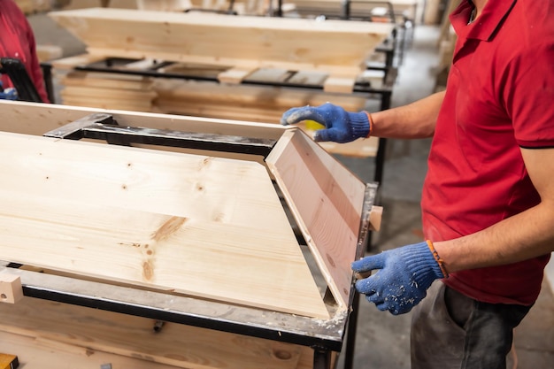 Foto sierra circular de la industria de la carpintería para madera máquina cortadora de madera foto de primer plano aserrado de madera en producción fabricación de productos de madera espacio de copia