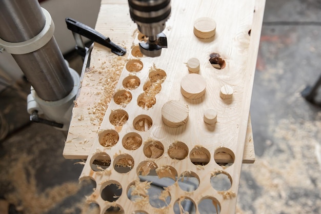 Sierra circular de la industria de la carpintería para madera Máquina cortadora de madera foto de primer plano Aserrado de madera en producción Fabricación de productos de madera espacio de copia