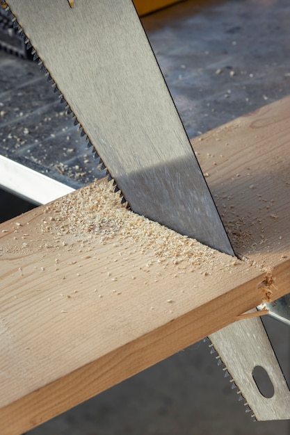 Sierra cortando a través de una tabla. Taller de madera.