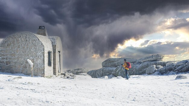 Sierra de Guadarrama Madrid Espanha 20 de janeiro de 2024 Caminhantes chegam a um abrigo em uma tempestade de neve