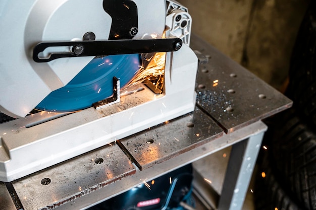 Foto sierra de metal con disco de corte de herramientas hace un corte