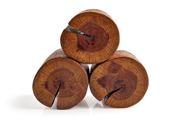 Foto sierras de madera de nogal lijada con grietas aisladas sobre un fondo blanco