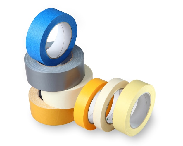 Siete bobinas de cinta adhesiva de colores sobre papel y base polimérica, imagen aislada sobre fondo blanco, disposición horizontal con pantalla pintada.