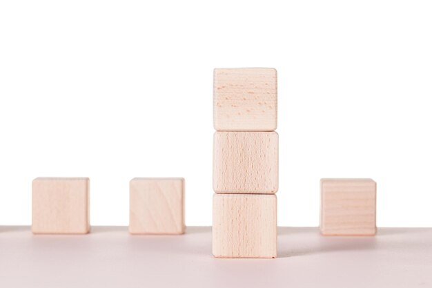 Siete cubos de madera sobre un fondo blanco.