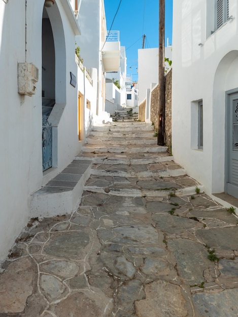 Sifnos island Apollonia village Cyclades Grecia Edificios callejón vacío y escaleras Vertical