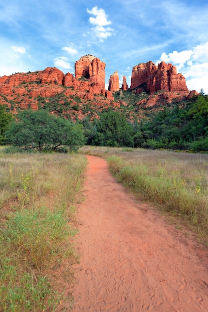 Siga hasta Cathedral Rock, Sedona, uno de los lugares más populares de Arizona