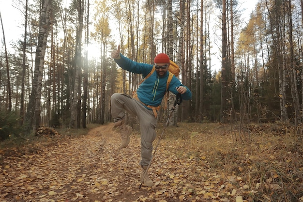 siga-me em uma caminhada, um homem convida você para uma caminhada na floresta, paisagem de outono na floresta na natureza