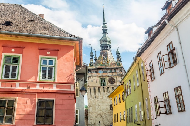 Sighisoara Clock Tower e coloridas casas antigas Transilvânia Romênia
