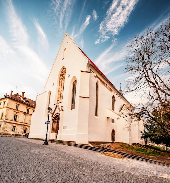 Foto sighisoara transilvania rumania con la famosa ciudad fortificada medieval y la torre del reloj construida por los sajones turnul cu ceas