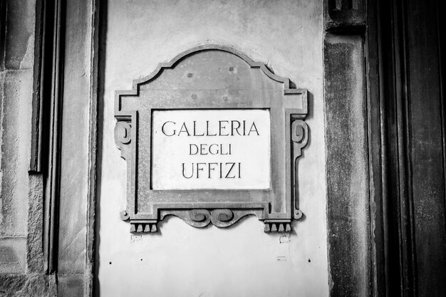 Sightseeing in der Nähe des Haupteingangs der Galleria degli Uffizi, Florenz, Italien