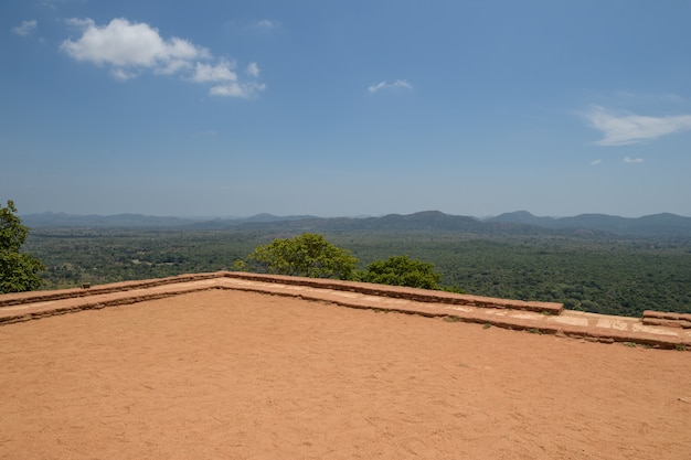 Sigiriya oder Sinhagiri (Lion Rock Sinhalese) ist eine alte Felsenfestung im nördlichen Distrikt Matale in der Nähe der Stadt Dambulla in der Zentralprovinz in Sri Lanka.