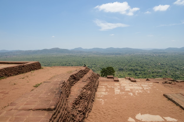 Sigiriya oder Sinhagiri (Lion Rock Sinhalese) ist eine alte Felsenfestung im nördlichen Distrikt Matale in der Nähe der Stadt Dambulla in der Zentralprovinz in Sri Lanka.