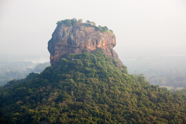 Sigiriya Rock ou Sinhagiri ou Lion Rock vista panorâmica aérea de Pidurangala Rock perto de Dambulla, no Sri Lanka