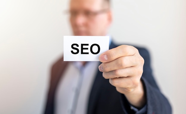 Siglas SEO, optimización de motores de búsqueda para promoción empresarial.