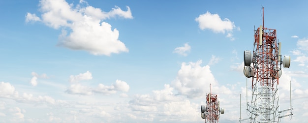 Signalturm auf blauem Himmel