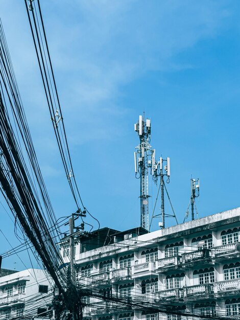 Signalturm mit Stromleitungen Thailand